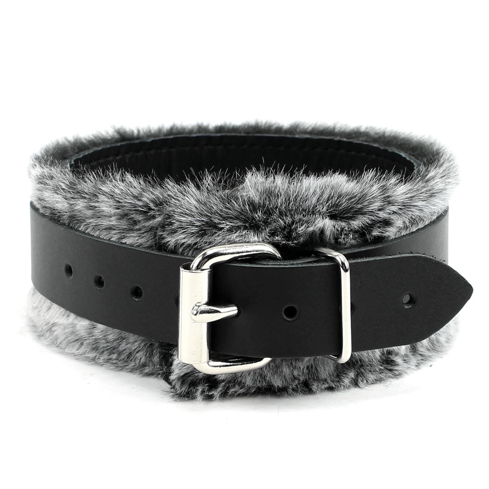 a belt with a fur collar on it